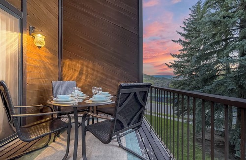 Park City Condo | Modern Canyons Retreat Pool Hot Tubs Ideal for Longer Summer Stays