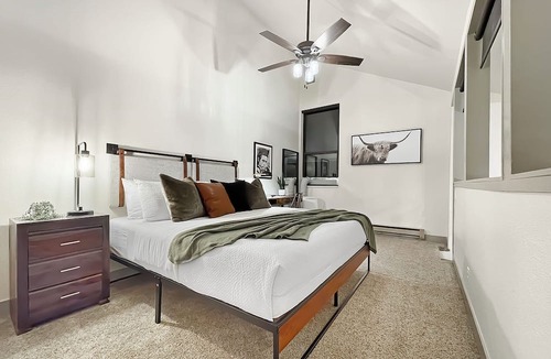 Park City Condo | Modern Canyons Retreat Pool Hot Tubs Ideal for Longer Summer Stays