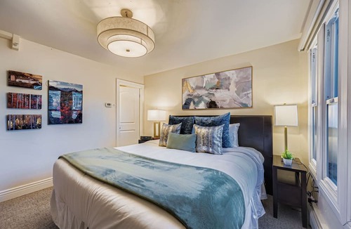 North Park City Condo | Edelweiss A prime spot across from PCMR pool hot tub