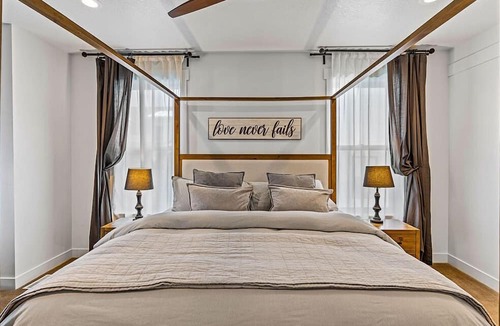 Garden City House | FREE NIGHT-New Farmhouse-SLEEPS 45-Book 3 get 1 free -Most Winter/Spring Days