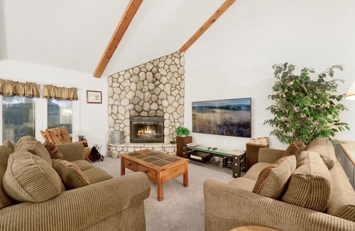 Big Bear Lake Apartment | Modern 2BR/2.5BA Resort Condo: Attached Garage, Pond Views & Steps to Resort