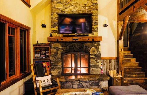 Warnick Cabin | Knotty Lodge – Rustic Charm + Modern Comfort near Mt. Baker, Hot Tub, WiFi
