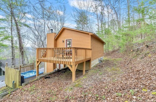 Townsend Cabin | Pool Table♥Hot Tub♥Wood Fireplace♥Sleeps 4