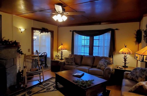 Green Mountain Falls House | 2BR 1.5bath sleep 6 Hottub and WIFI, Pet friendly, non-smoking, Winter Mo disc