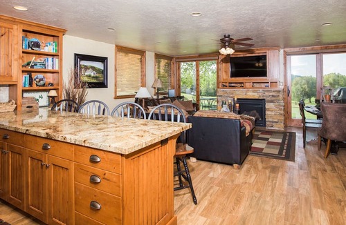 North Park City Condo | Spacious Park City 4BR, Walk to Three Kings Lift, Mountain Views, Pool & Hot Tu
