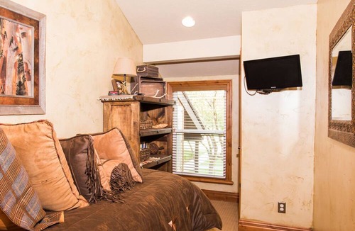 North Park City Condo | Spacious Park City 4BR, Walk to Three Kings Lift, Mountain Views, Pool & Hot Tu