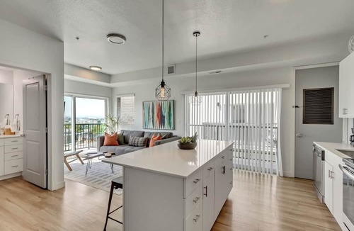 Downtown Salt Lake City Apartment | LCF - Downtown SLC - Penthouse - Queen + Daybed - Views - Gym/Hot Tub - Garage