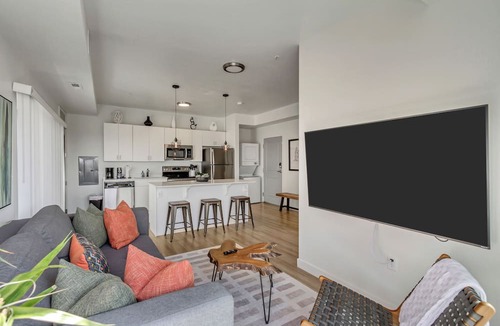 Downtown Salt Lake City Apartment | LCF - Downtown SLC - Penthouse - Queen + Daybed - Views - Gym/Hot Tub - Garage