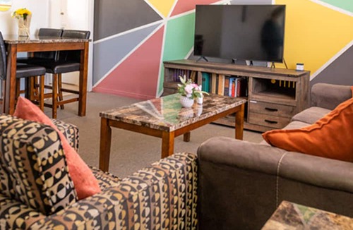Page Apartment | Home Style Apartments - 1 & 3 BR Suites with Full Kitchen