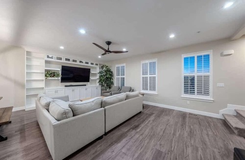 Pleasant Grove Condo | Luxury 4BR Townhome | Pet-Friendly | Waffles too!