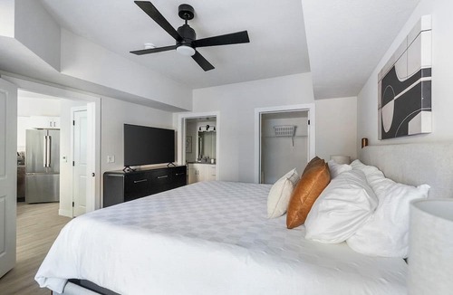 People's Freeway Apartment | Landing | Stylish 2BD, Clubhouse, Pool