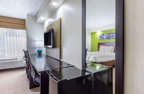 Temple Terrace Hotel | Conveniently Located Modern Rooms – Near Downtown Tampa Hot Spots | 2 Units
