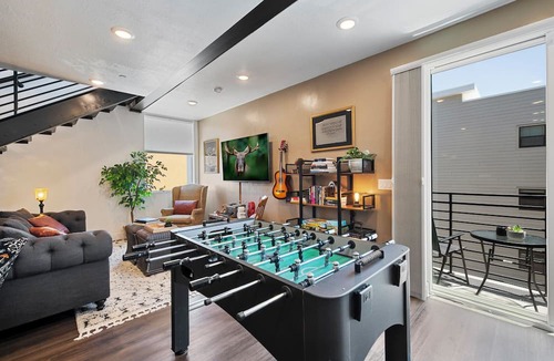 People's Freeway Condo | Chic & Modern Spacious Downtown Loft w/Free Secured Parking, Balcony, Near TRX