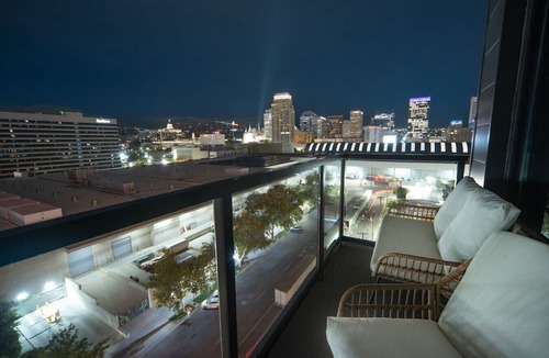 Rio Grande Apartment | Luxury 2BR 2BA Penthouse-Pool, Gym, Pkg, Views!