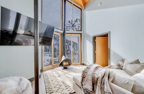 Salt Lake Mountain Resorts Condo | Experience the Epitome of Luxury in this Gorgeous Unit with Hot Tub