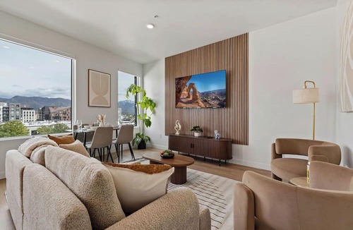 People's Freeway Apartment | The Silo Park by Stylish Stays