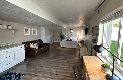 Sunset Heights Apartment | Sleepy Ridge Studio, Self Check-in, Free Parking