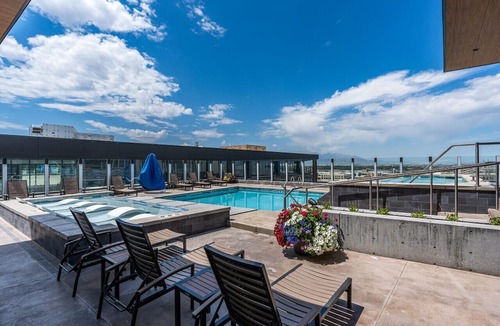 Rio Grande Apartment | Downtown views! Amazing pool/gym/hottub Luxury apt