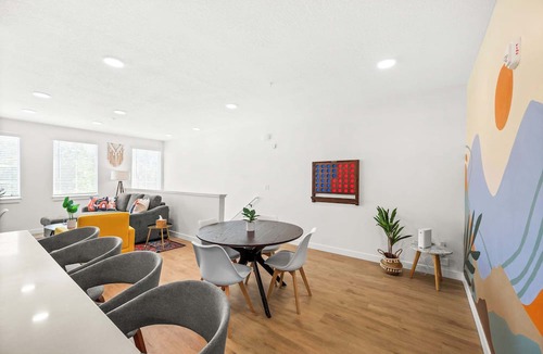 People's Freeway Condo | SLC - Airport - 2BR Townhome King BD - Garage