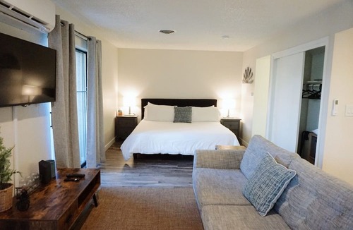 Central City Apartment | Charming Studio Amazing Location King-Size Bed