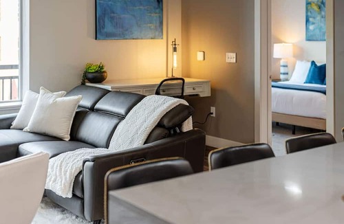 Rio Grande Apartment | Convention Ctr Style-2BR Pool/HotTub/Gym/Theatre