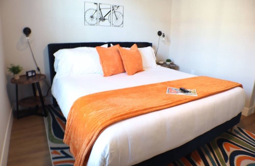 Rogers Apartment | Bike-inspired 1BR with king bed, pool & near OZ Trails