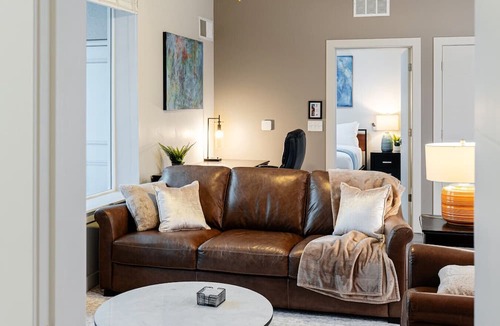 Rio Grande Apartment | Convention Ctr Bespoke Beauty 2BD Pool/Gym/HtubPkg