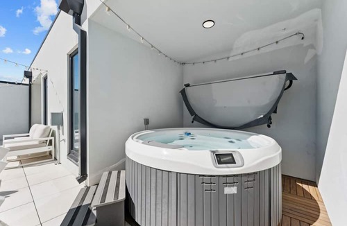 Rio Grande Apartment | Placemakr Salt Lake City Downtown, Apartments by Hilton