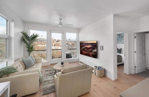 Downtown Salt Lake City Apartment | INCREDIBLE Views Capital +MTN+City! Penthouse cnr suite! Best Amenities!