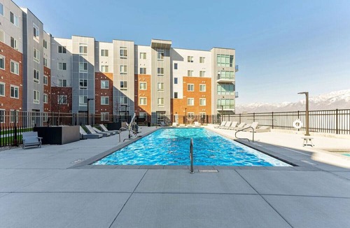 Draper Apartment | Pool + Hot tub | King Bed | Game Room | Parking