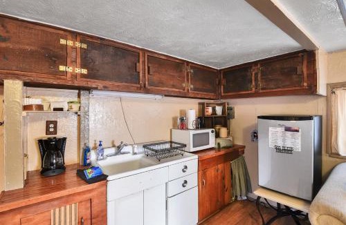 Parks Villa | The Bunk House Historic Cabin Firepit Pet-Friendly Near Grand Canyon