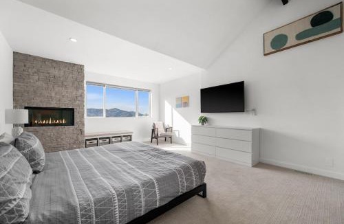 Highland Estates House | Mountain Retreat with Hot Tub & 10 Min to Ski Resort