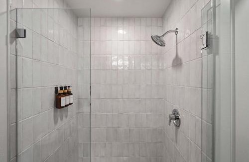People's Freeway Apartment | Stylish SLC Getaway 2-Bed 2-Bath with Balcony