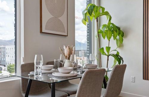 People's Freeway Apartment | Stylish SLC Getaway 2-Bed 2-Bath with Balcony
