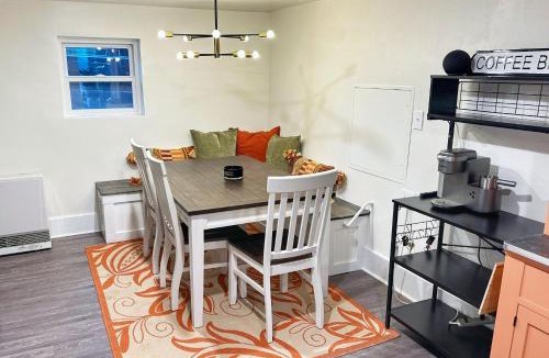 West Colorado Springs House | Peak View Guesthouse - Walk to Garden of the Gods - Hot Tub - Epic Views!