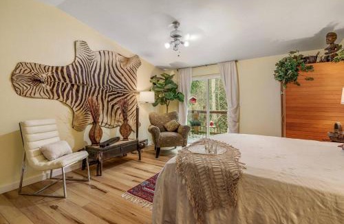Shoreline House | Seattle Retreat | Sauna, 3BR Sleeps 11, Forest