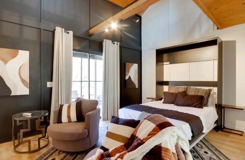 Gentry House | Peaceful Woodland Cabin with Screened Porch & Arcade Near Siloam Springs City Lake, Gentry, AR