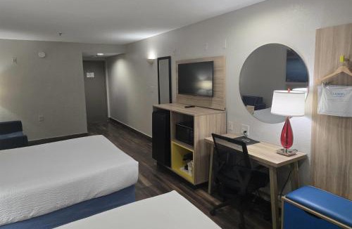 Pinecrest West Park Hotel | Days Inn & Suites by Wyndham Tampa/Raymond James Stadium