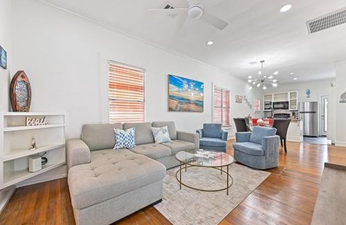 San Jacinto House | Tide of Your Life Beach Cottage Walk to Beach and Seawall
