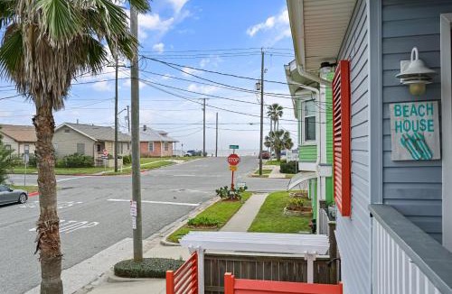 San Jacinto House | Tide of Your Life Beach Cottage Walk to Beach and Seawall