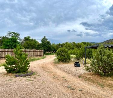 Santa Fe House | Santa Fe Modern FARMHOUSE 1 ACRE PRIVATE RD SOAKING ROOM 3 min Canyon rd