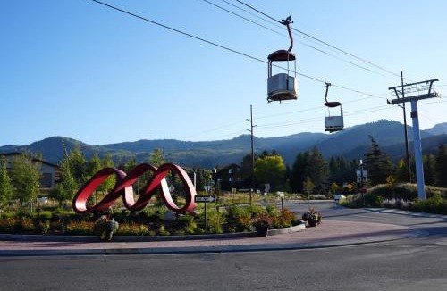Kimball Junction House | Newpark Townhome, Breathtaking Views Shopping Center Steps Away