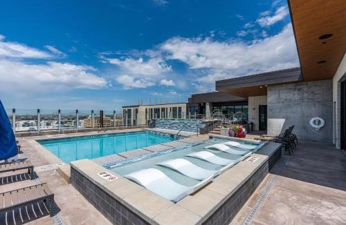 Rio Grande Apartment | Downtown views! Amazing pool gym hottub Luxury apt