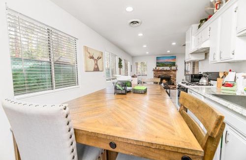 Big Bear Lake House | Nunu's Cabin - Beautiful cabin, close to ski resorts and town, Hot Tub and Board Games!