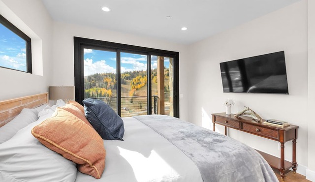 Luxury Slopeside Home with Hot tub! Incredible Views!