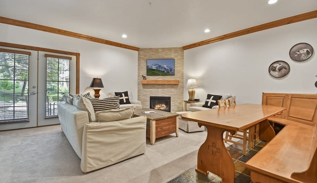 Family Getaway~pool, Tubing, Skiing, & Ice Castles Villa 1002 1 Bedroom Villa by RedAwning