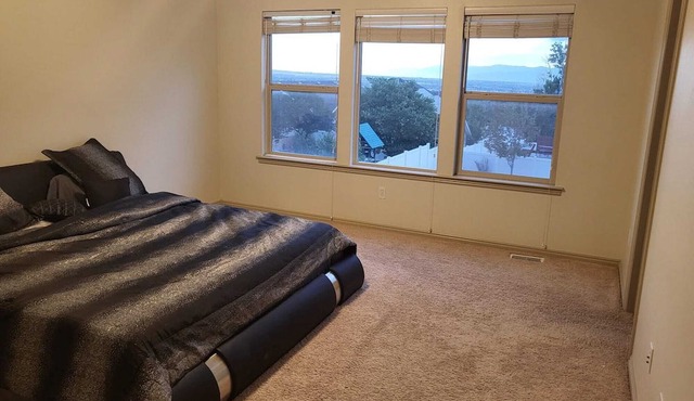 3 bd/3bath luxury home- great mountains/city view