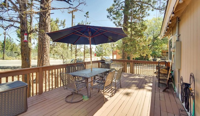 Sugarloaf Cabin w/ Hot Tub ~ 6 Mi to Big Bear