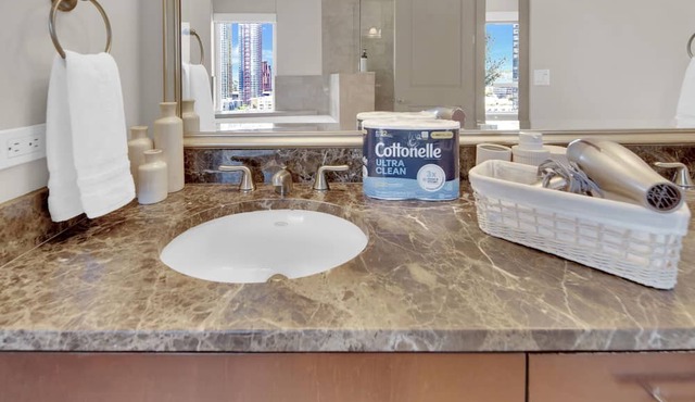 Luxurious 2BR/2BA High-Rise in East Village – Walk to Petco Park & Gaslamp