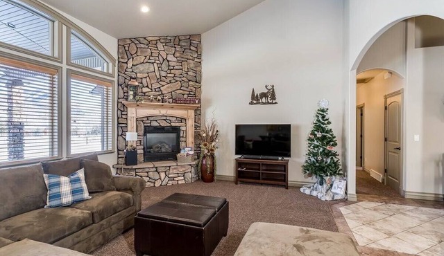 Cozy ski retreat with hot tub, game room and theater room.